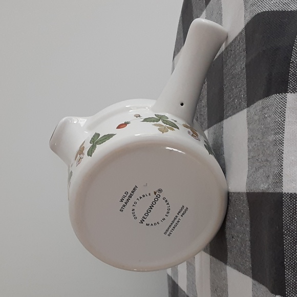 Wedgwood England Wild Strawberry Gravy Boat Melting Sauce Pot Pour Spout Handle - Picture 5 of 6